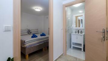 2 bedrooms, desk, iron/ironing board, WiFi