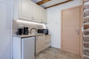Frigorifero, forno, piano cottura, macchina per tè/caffè