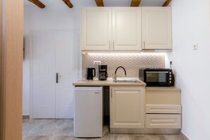 Fridge, oven, stovetop, coffee/tea maker - Volto Achilles Suite (Corfu)