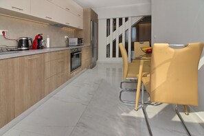 Jääkaappi, mikroaaltouuni, uuni, liesi