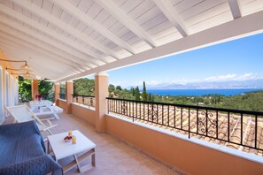 Outdoor dining - A 3 bedrooms villa with a pool and amazing views! (QWFH+39 Kassiopi, Greece)