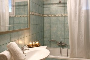 Baignoire, séchoir à cheveux, serviettes fournies