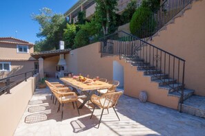 Outdoor dining - A picturesque villa for up to 6 people with a pool (QWFH+39 Kassiopi, Greece)