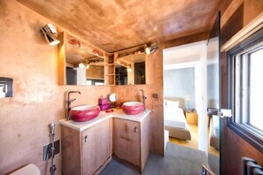 Tina, secadora de cabello, toallas 