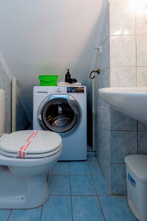 Douche, séchoir à cheveux, serviettes fournies