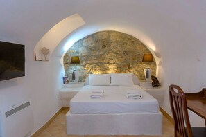 1 dormitori, planxa i posts de planxar, wifi i roba de llit 