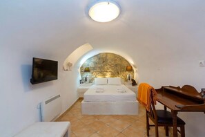 1 dormitori, planxa i posts de planxar, wifi i roba de llit 
