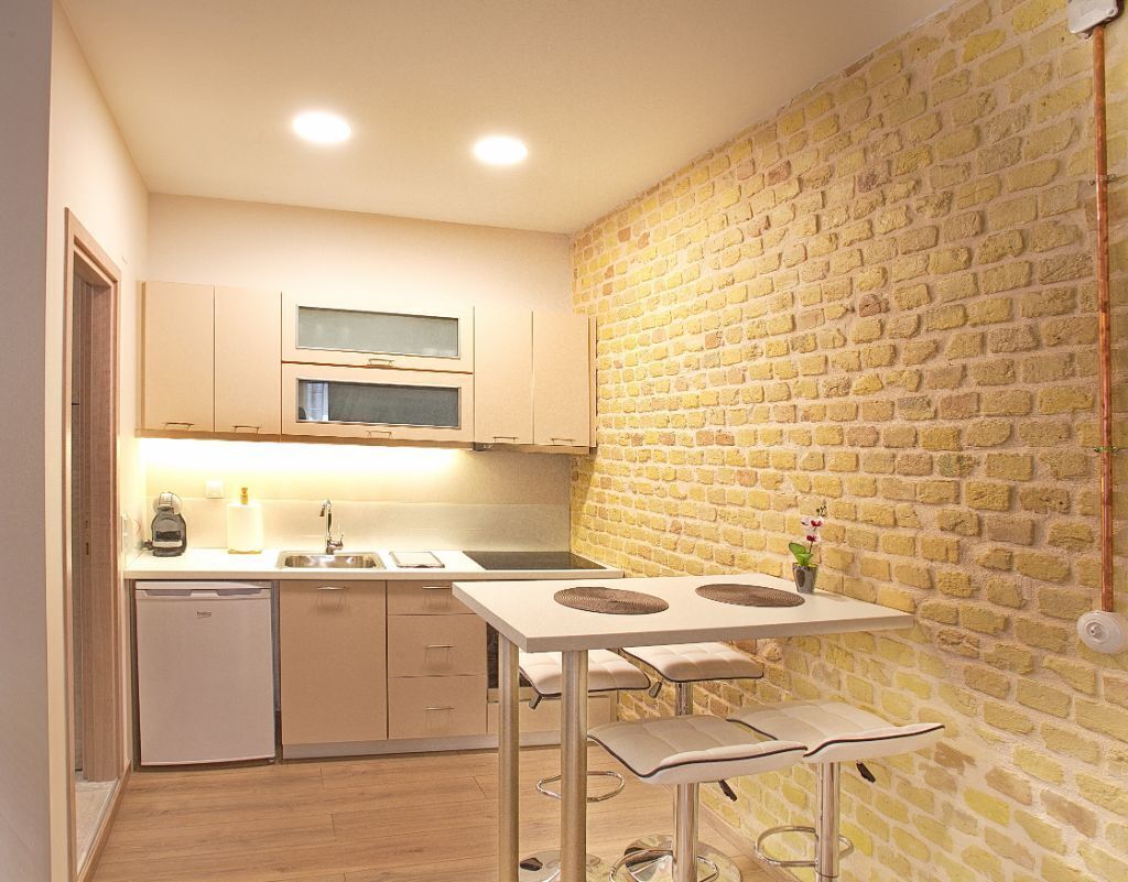 Jääkaappi, uuni, kahvin-/teenkeitin, leivänpaahdin