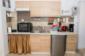 Ofen, Herdplatte, Wasserkocher mit Kaffee-/Teezubehör