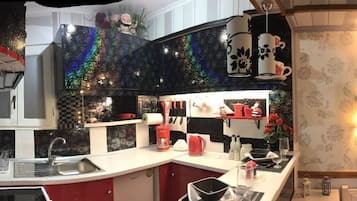 Oven, stovetop, coffee/tea maker, cookware/dishes/utensils