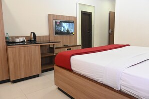 9 bedrooms, iron/ironing board, WiFi, bed sheets - Our accommodations at HOTEL PRITAM PARK are the ideal home away from home. 

 (JALGAON)