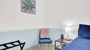 Bureau, fer et planche à repasser, Wi-Fi, draps fournis