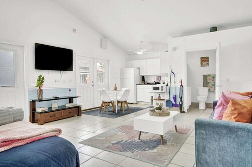 Luxe Pool Casita w Saltwater Pool 25 Min to PCB