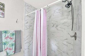 Dusche, Haartrockner, Handtücher, Shampoo