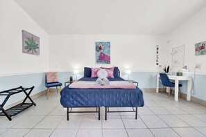 Escritorio, tabla de planchar con plancha, wifi y ropa de cama 