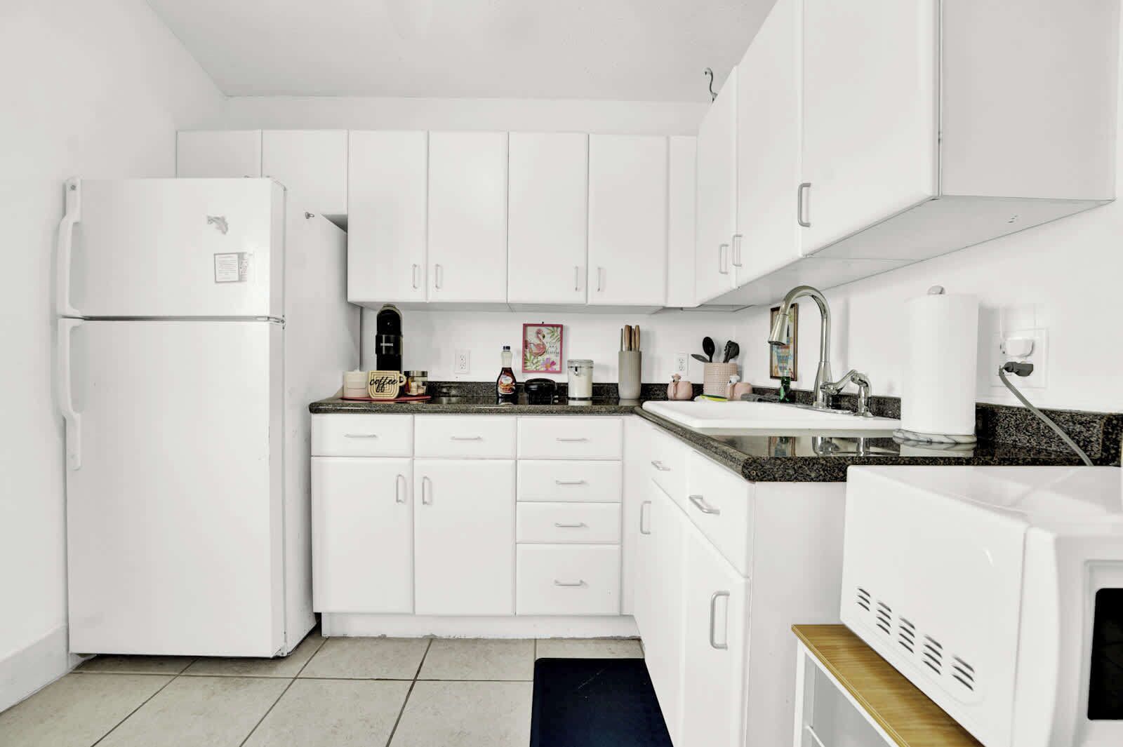 Kühlschrank, Mikrowelle, Wasserkocher mit Kaffee-/Teezubehör, Toaster