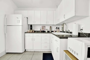 Kühlschrank, Mikrowelle, Wasserkocher mit Kaffee-/Teezubehör, Toaster