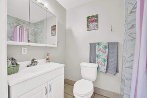 Dusche, Haartrockner, Handtücher