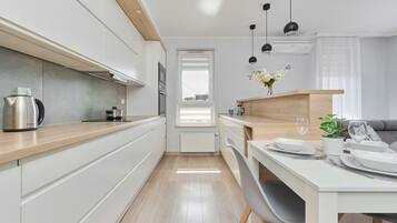 Appartement, 2 chambres, balcon | Cuisine privée | Micro-ondes, lave-vaisselle, bouilloire électrique