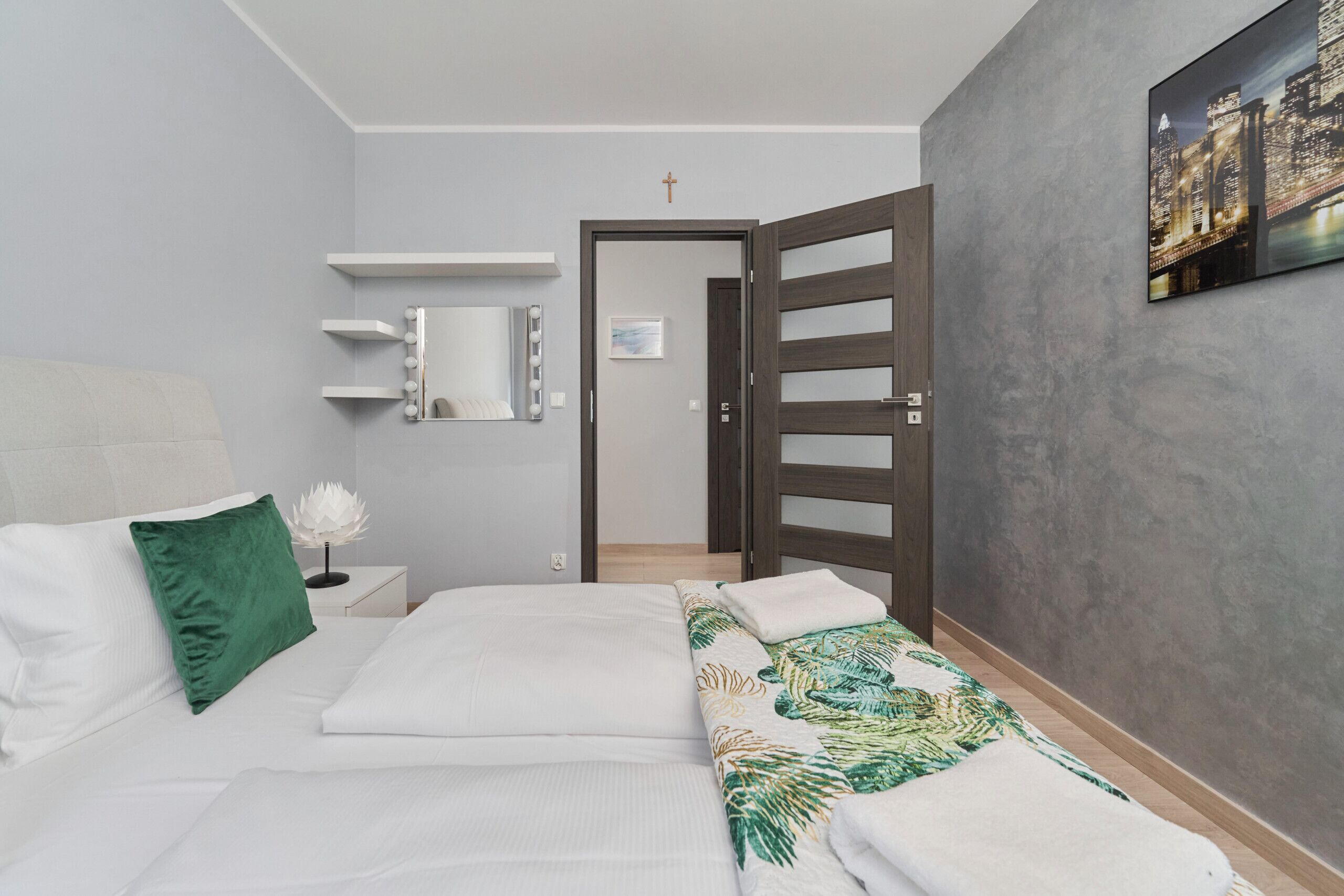 2 bedrooms, desk, bed sheets