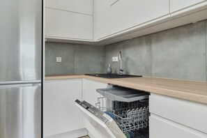 Microondas, lavavajillas, tetera/pava eléctrica, utensilios de cocina