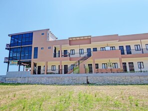 Vista frontal de la propiedad