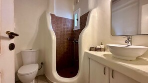 Townhome | Bathroom | Shower, free toiletries, hair dryer, towels - Fayrouz Psarrou Beach Mykonos (Mykonos)