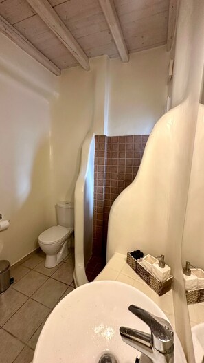 Pientalo | Kylpyhuone | Suihku, ilmaiset hygieniatuotteet, hiustenkuivaaja, pyyhkeet