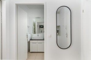 Comfort Apartment | Bathroom | Shower, hair dryer, towels, toilet paper - Pappagallo Apartments (Vienna)