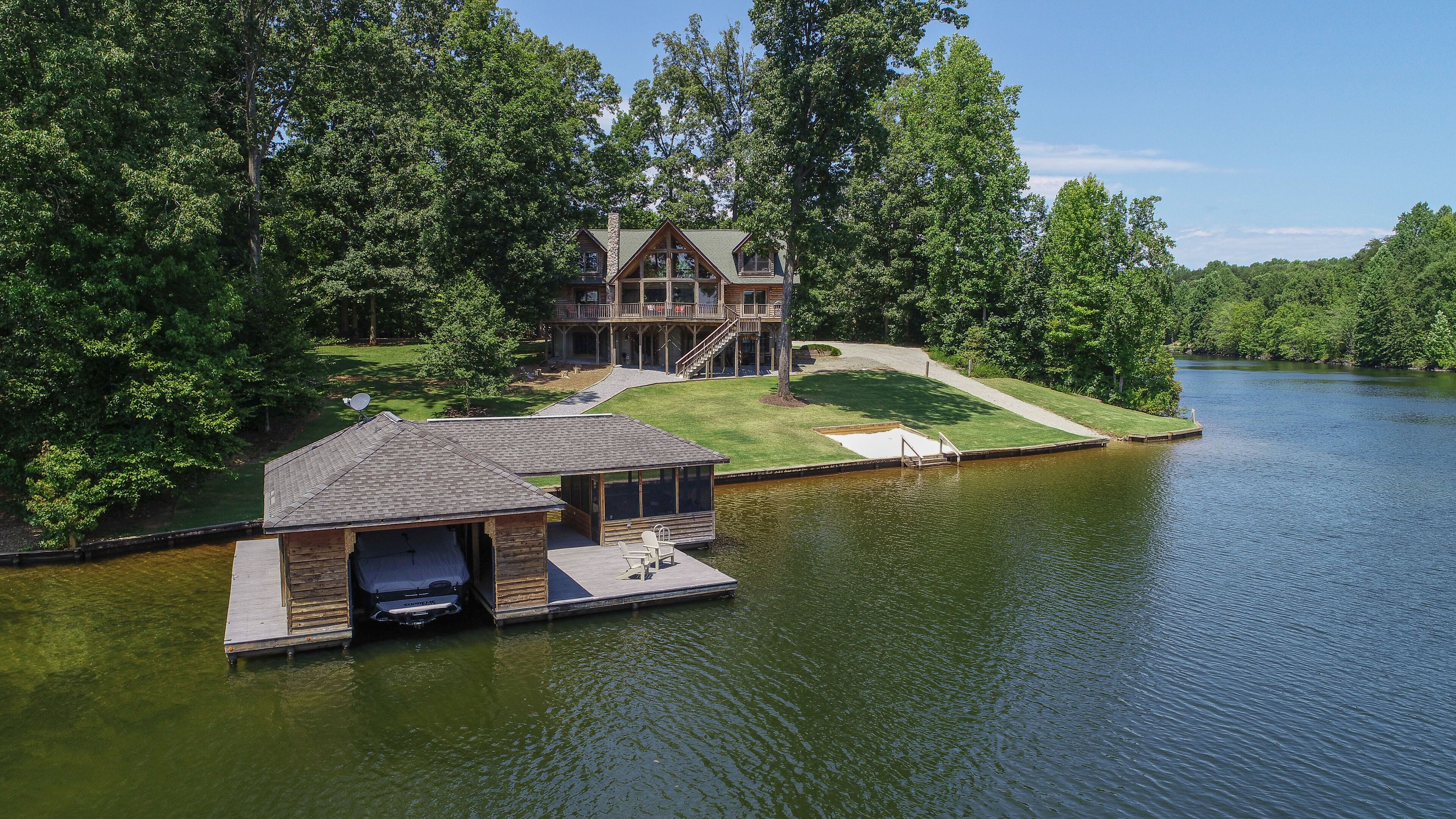 S'Lumber Party- Log Home, Sandy Beach, Private Launch, Screened in Porch, and Views Galore