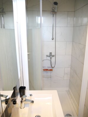 Regadera, secadora de cabello, toallas, jabón