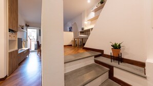 A staircase with a potted plant on the landing. - HouSmart Tovaglie 9 int. 6 (Bologna)