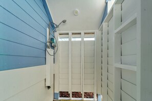 Shower, hair dryer, towels - The Green Crab at Devonshire Place Bermuda Bay, Flex Stay Patterns, Resort Community in Kill Devil Hills (Kill Devil Hills)