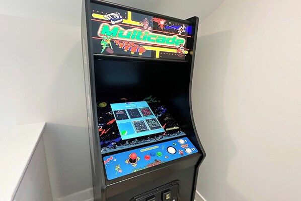 Máquina de videojuegos antigua con pantalla colorida y un joystick.