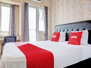 Deluxe Double Room | Desk, free WiFi, bed sheets - Collection O 92967 Apartement Sentraland Karawang By Rda Living (Karawang)