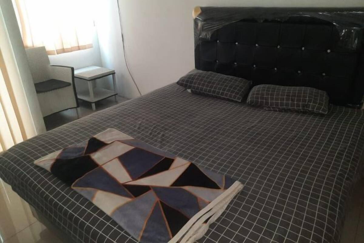 Desk, free WiFi, bed sheets