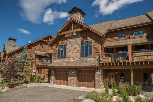 Private Hot Tub, Shuffleboard, Minutes to Big Sky Resort | Craigsky at Alpenglow