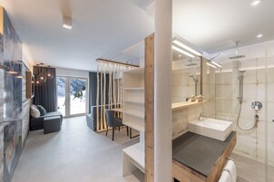尊荣客房 | 迷你吧、办公桌、隔音、免费 WiFi