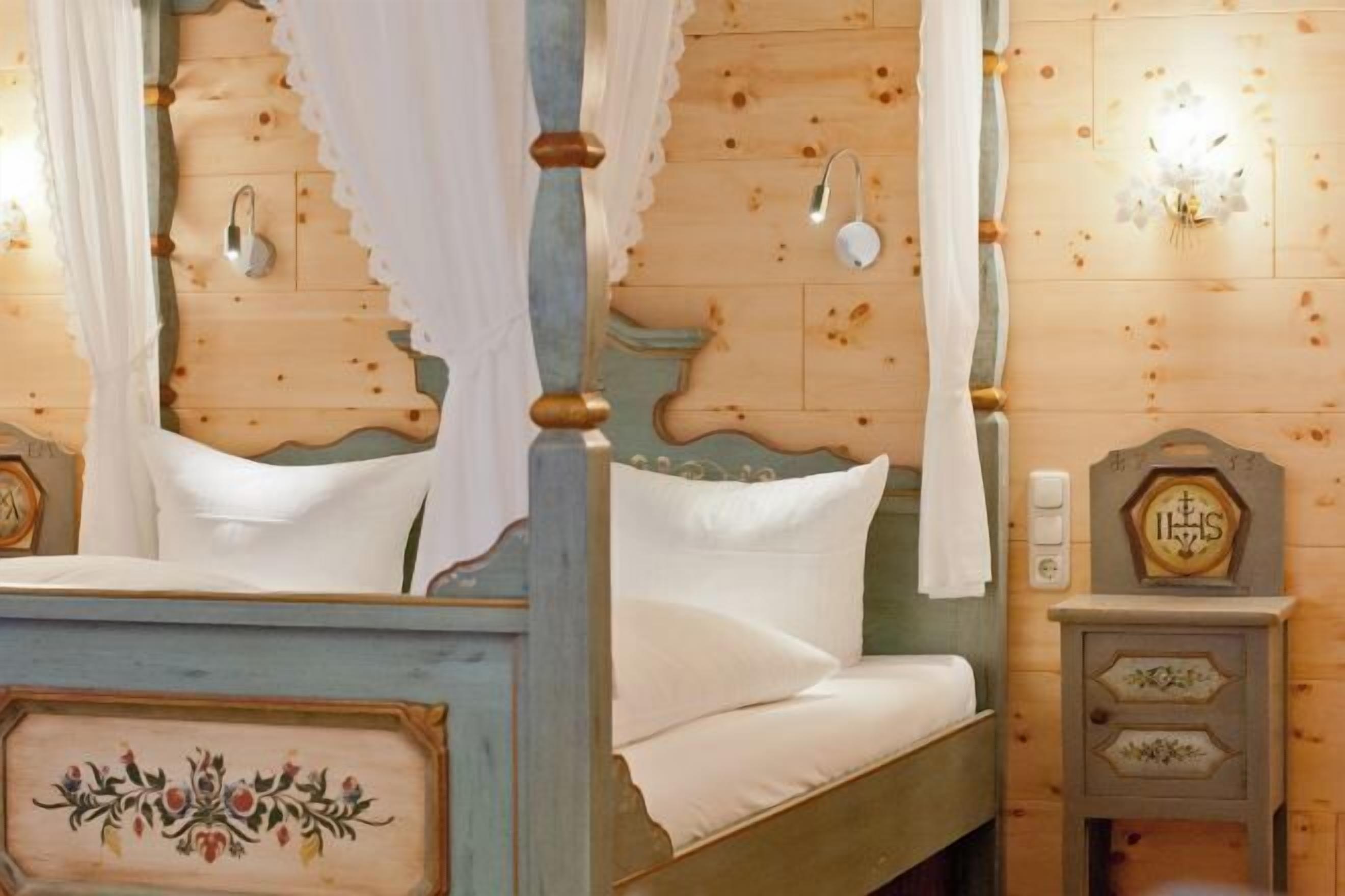 Minibar, desk, soundproofing, free WiFi