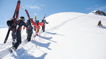 Un grupo de esquiadores subiendo por una ladera nevada.