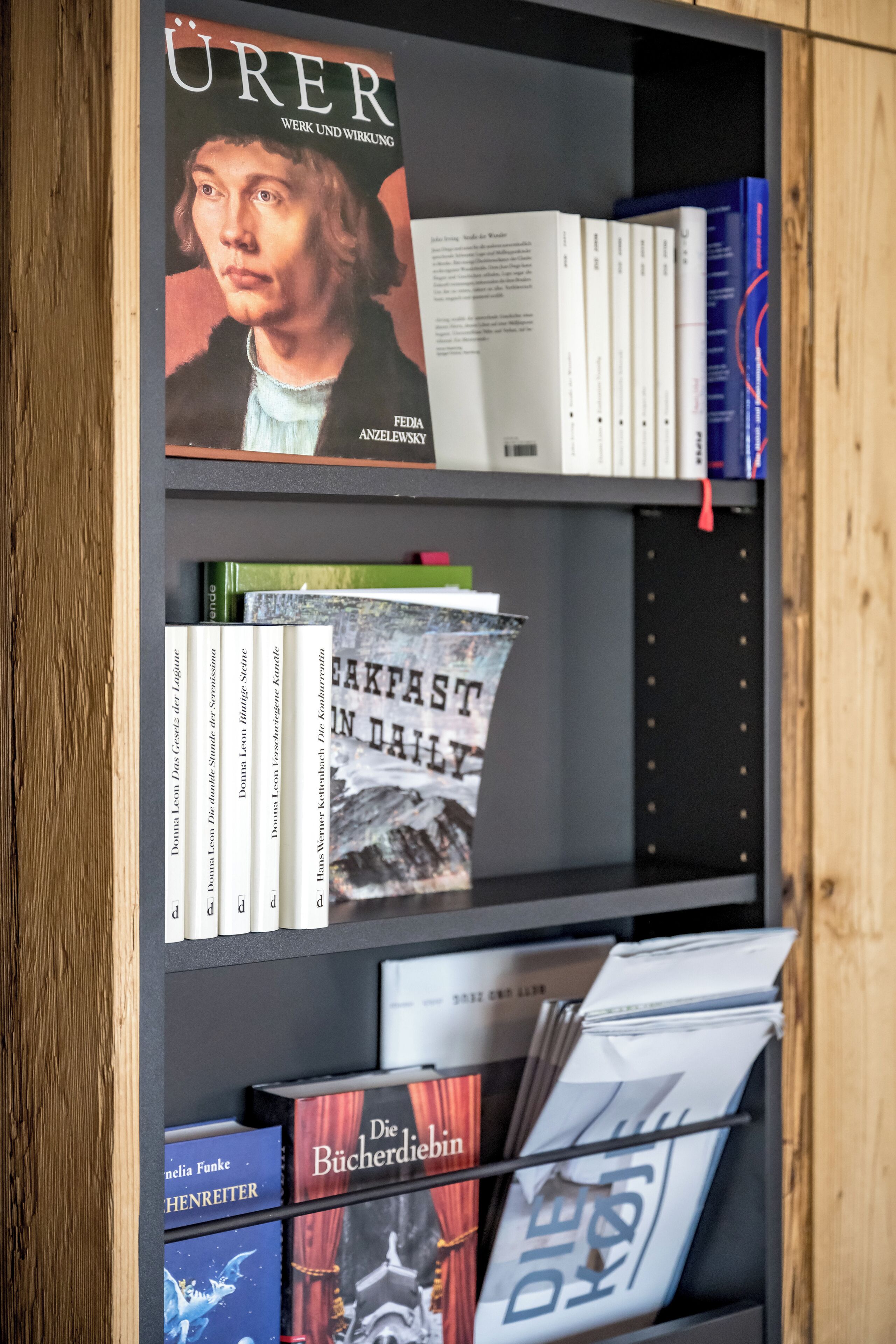 Una libreria con diversi libri, tra cui titoli come "URER" e "Die 1.1.1in Bücherdieb".