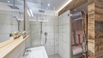 Premium Room | Bathroom | Free toiletries, hair dryer, bathrobes, slippers