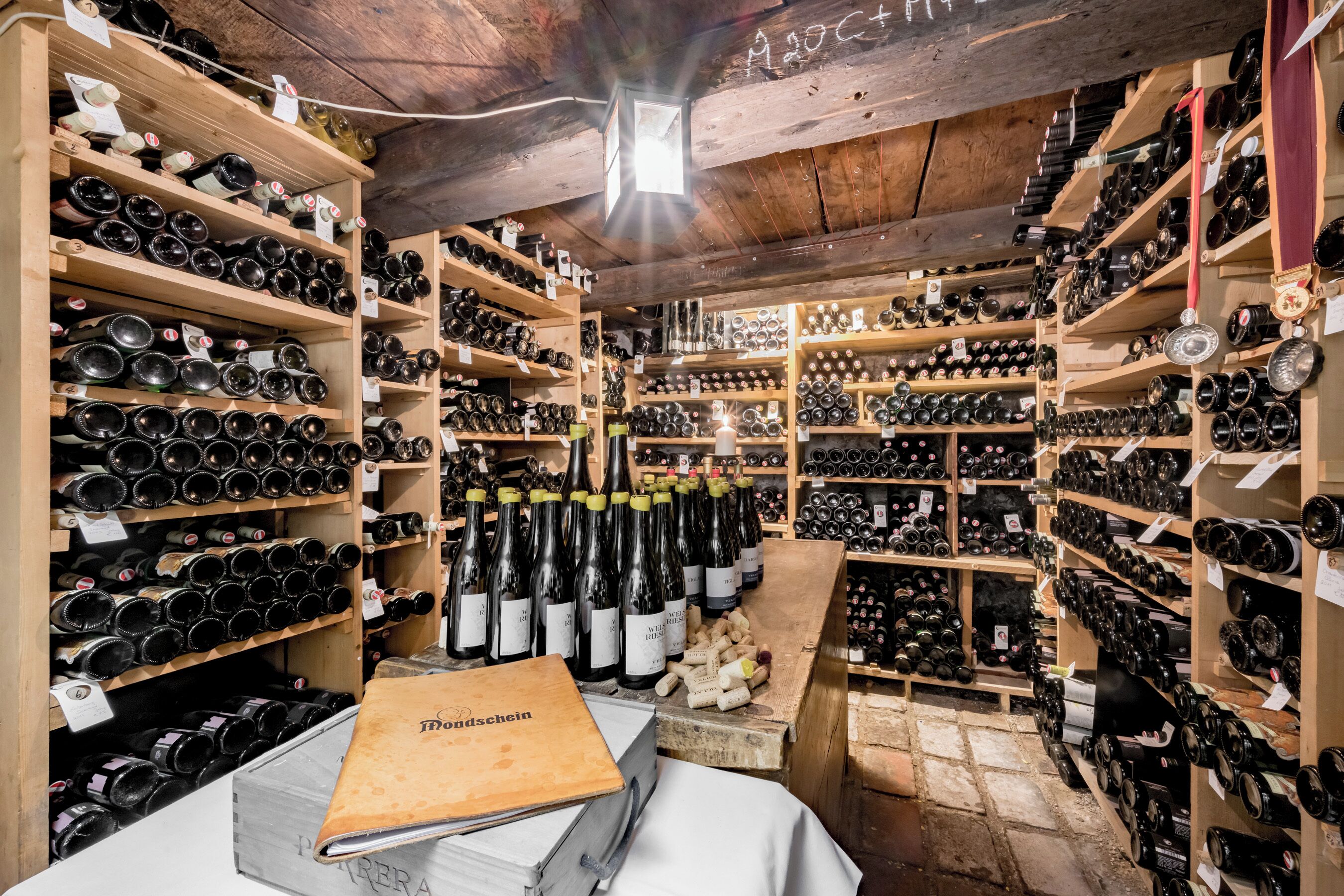 Una bodega plena de vitalls i taps de suro, amb prestatgeries de fusta.
