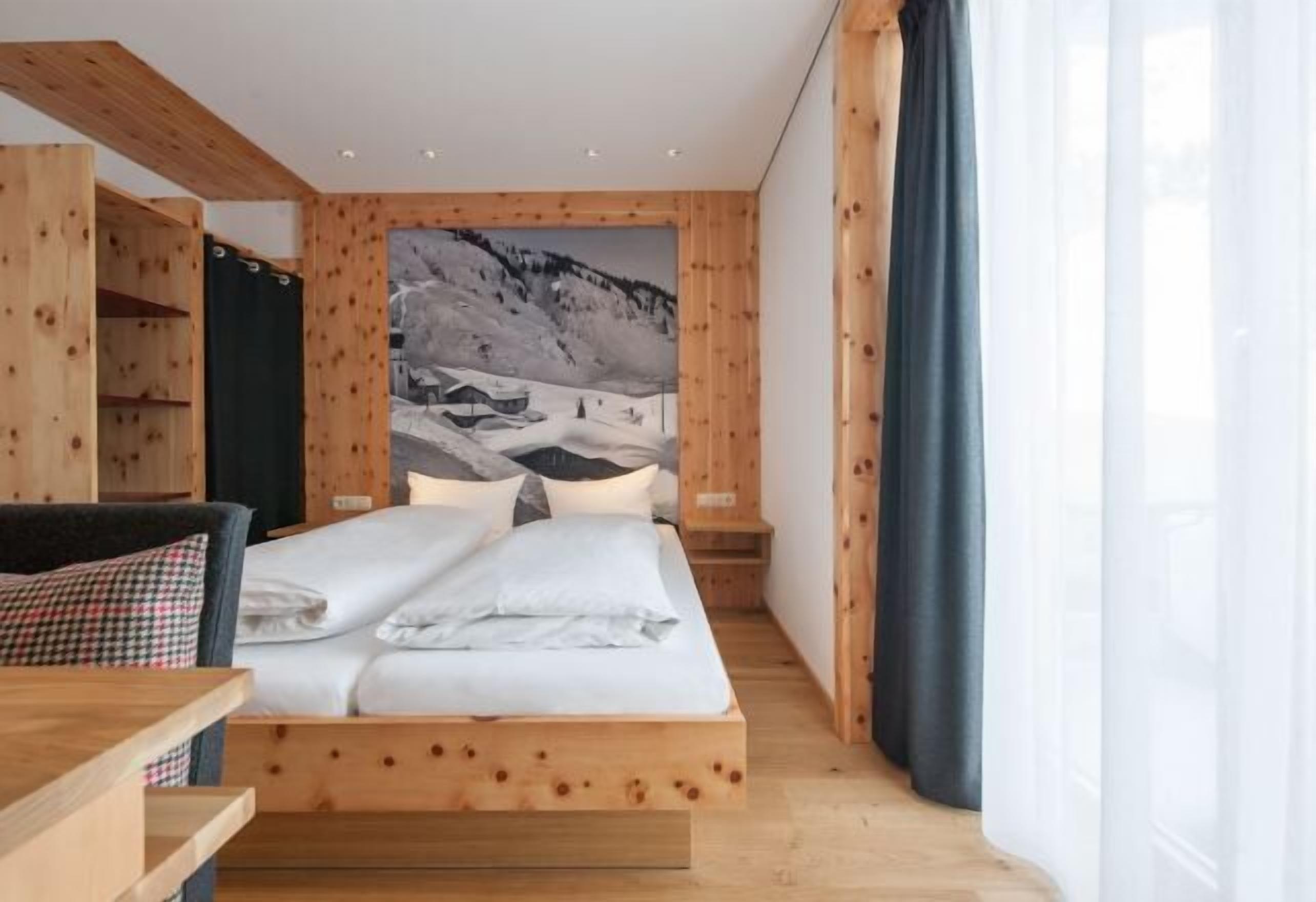 Minibar, desk, soundproofing, free WiFi