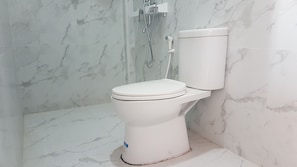 Habitación doble Deluxe | Baño | Regadera, bidet, toallas, jabón 