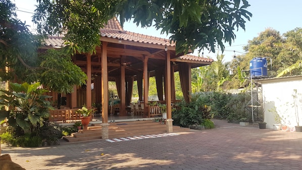Vista frontal de la propiedad