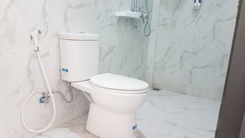 Suite Deluks | Kamar mandi | Shower, kloset, handuk, dan sabun
