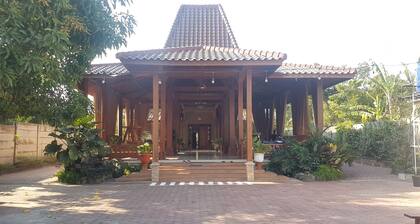 Collection O 93028 Homestay Joglo Ibu