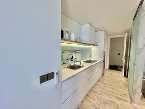 Réfrigérateur, micro-ondes, plaque de cuisson, bouilloire électrique