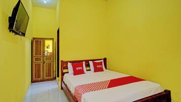 Standard Double Room | Desk, WiFi (free), bed sheets